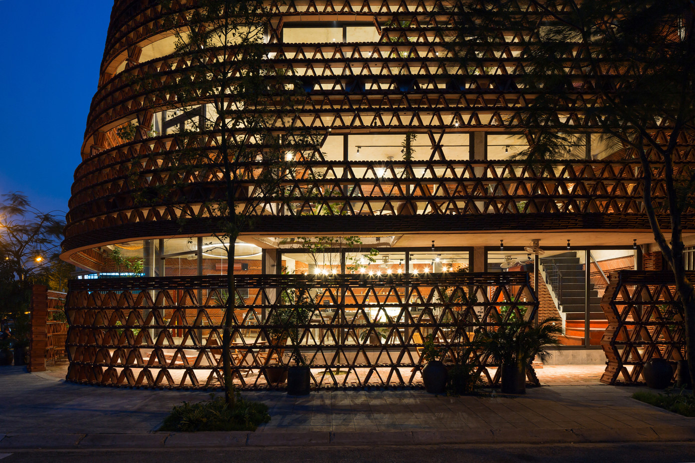 Hình ảnh ấn tượng của ngôi nhà được tạo nên từ ngói.