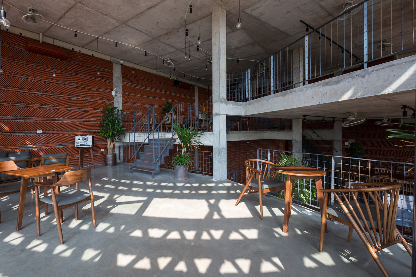 Kiến trúc sư cho rằng, công trình này ra đời như một giải pháp sáng tạo, hướng tới việc tái sử dụng những viên ngói đong đầy ký ức.