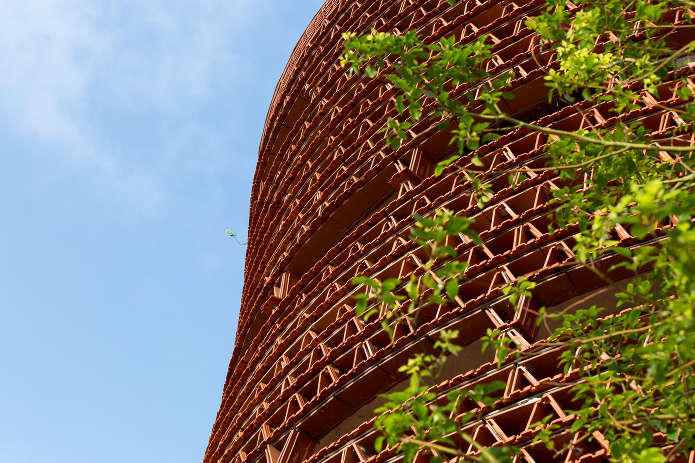 Sở dĩ kiến trúc sư muốn sử dụng ngói để làm vật liệu chủ đạo, vì quá trình đô thị hóa đã khiến nhiều ngôi nhà mái ngói một tầng trước đây bị phá bỏ, nhưng ngói thì vẫn còn và bị coi là rác thải xây dựng, không được tái sử dụng.