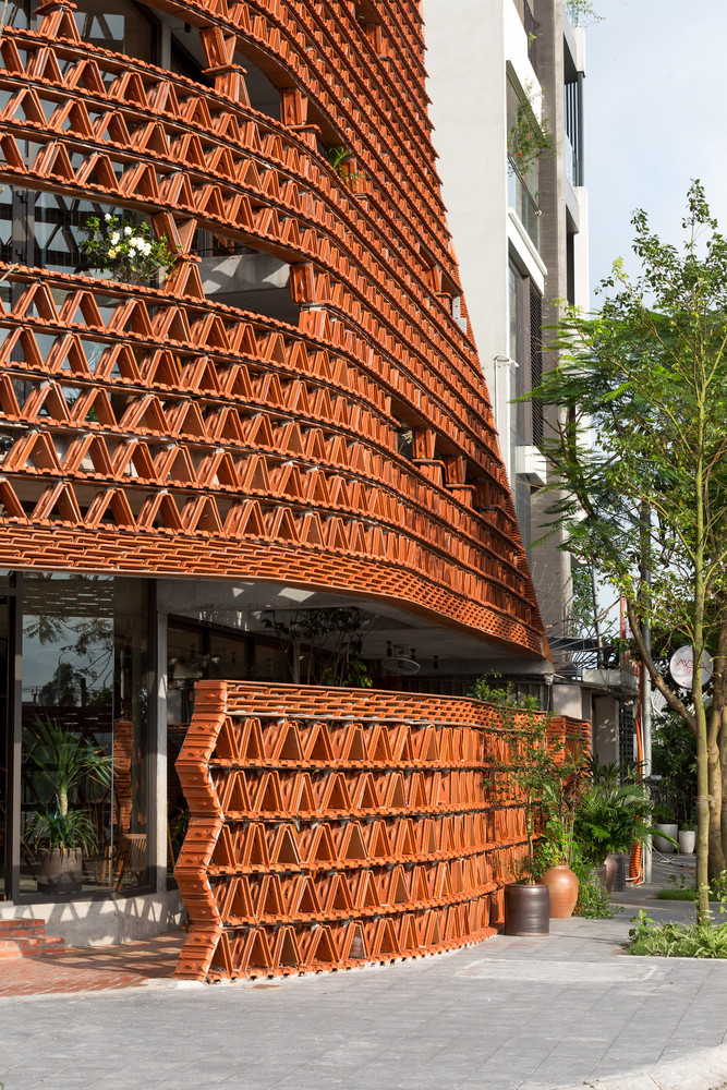 Công trình không chỉ là một dự án, mà còn là một tín hiệu cho tương lai bền vững. Từ quá khứ đến hiện tại. Nhằm khơi nguồn cảm hứng từ những giá trị cốt lõi của không gian ban đầu, biến chúng thành nguồn lực cho việc tạo ra các không gian mới trong tương lai.