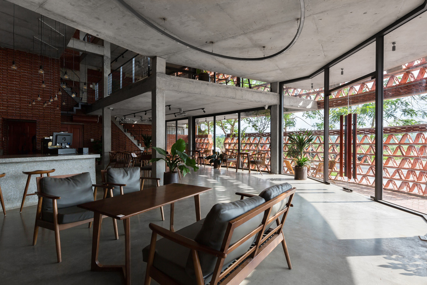 Kiến trúc sư cho rằng, công trình này ra đời như một giải pháp sáng tạo, hướng tới việc tái sử dụng những viên ngói đong đầy ký ức.