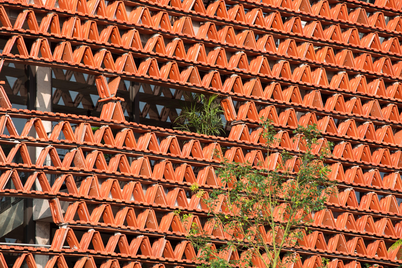 Sở dĩ kiến trúc sư muốn sử dụng ngói để làm vật liệu chủ đạo, vì quá trình đô thị hóa đã khiến nhiều ngôi nhà mái ngói một tầng trước đây bị phá bỏ, nhưng ngói thì vẫn còn và bị coi là rác thải xây dựng, không được tái sử dụng.