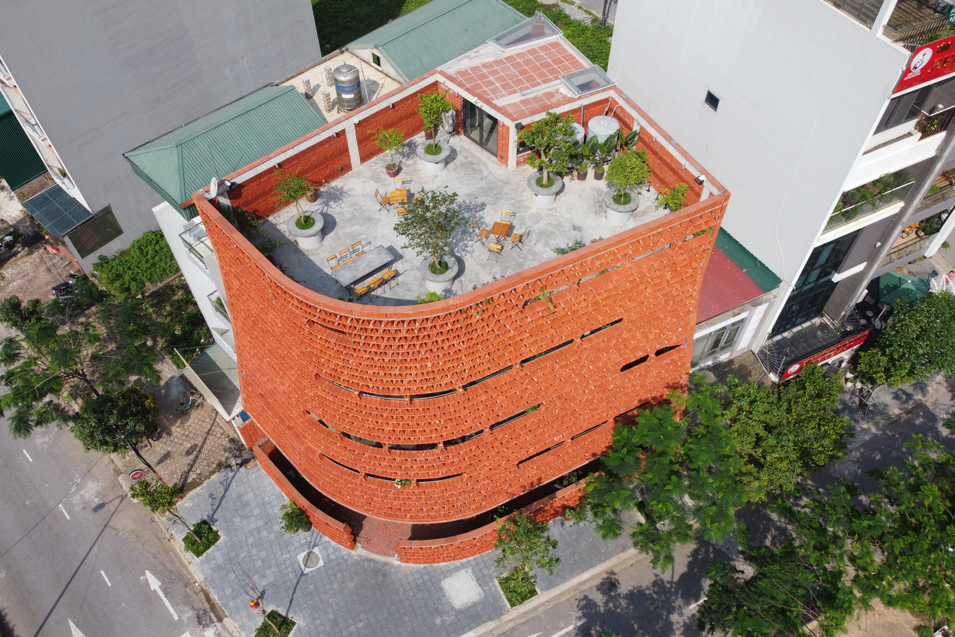 Công trình này được xây dựng từ sự kết hợp của 2 ý tưởng là nơi trú ẩn nguyên thủy (cây cối và hang động), gợi nhớ về một mái nhà lớn như mái nhà Rông.