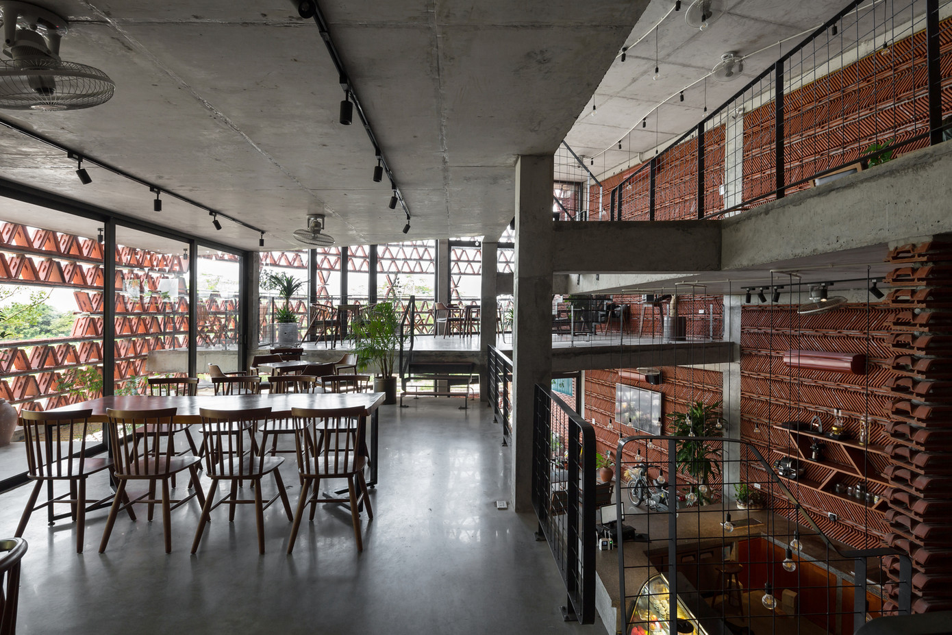 Theo kiến trúc sư, việc sử dụng ngói là một lựa chọn tự nhiên vì đây là vật liệu quen thuộc với đa số người Việt, nhưng lại được sử dụng một cách không thông thường (như là tường, rèm) trong một không gian đặc biệt để tạo ra hiệu ứng khác biệt đặc biệt, tăng cường giá trị thẩm mỹ cho không gian.