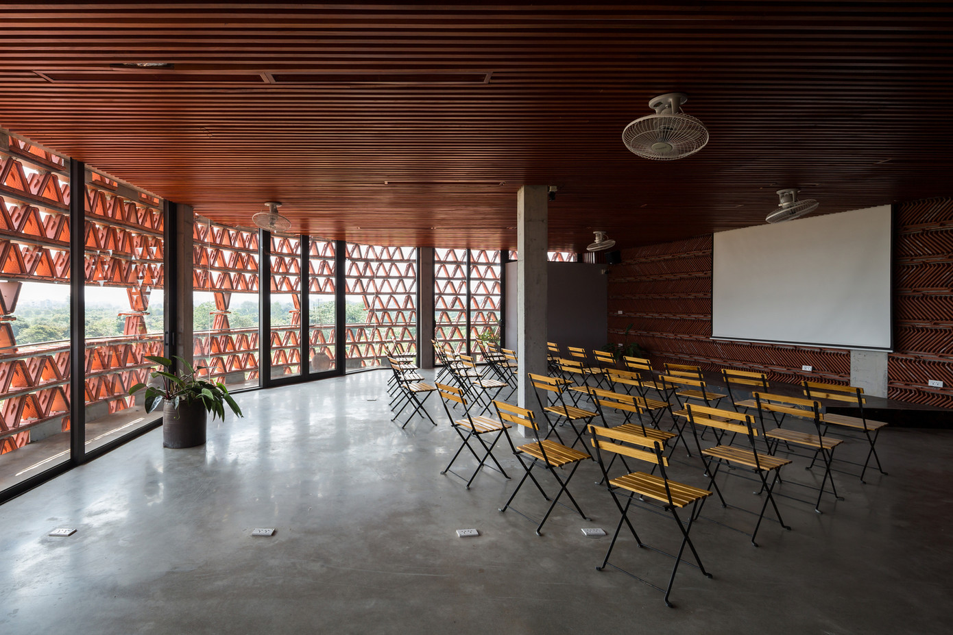 Việc sử dụng ngói vừa là biện pháp tái sử dụng vật liệu xây dựng, vừa mang đến sự hoài niệm cho không gian công trình.