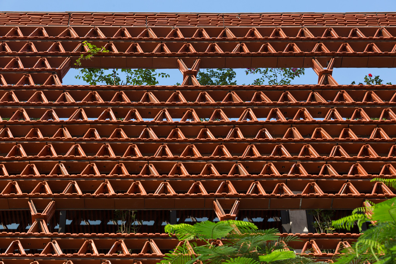 Hình ảnh ấn tượng của ngôi nhà được tạo nên từ ngói.