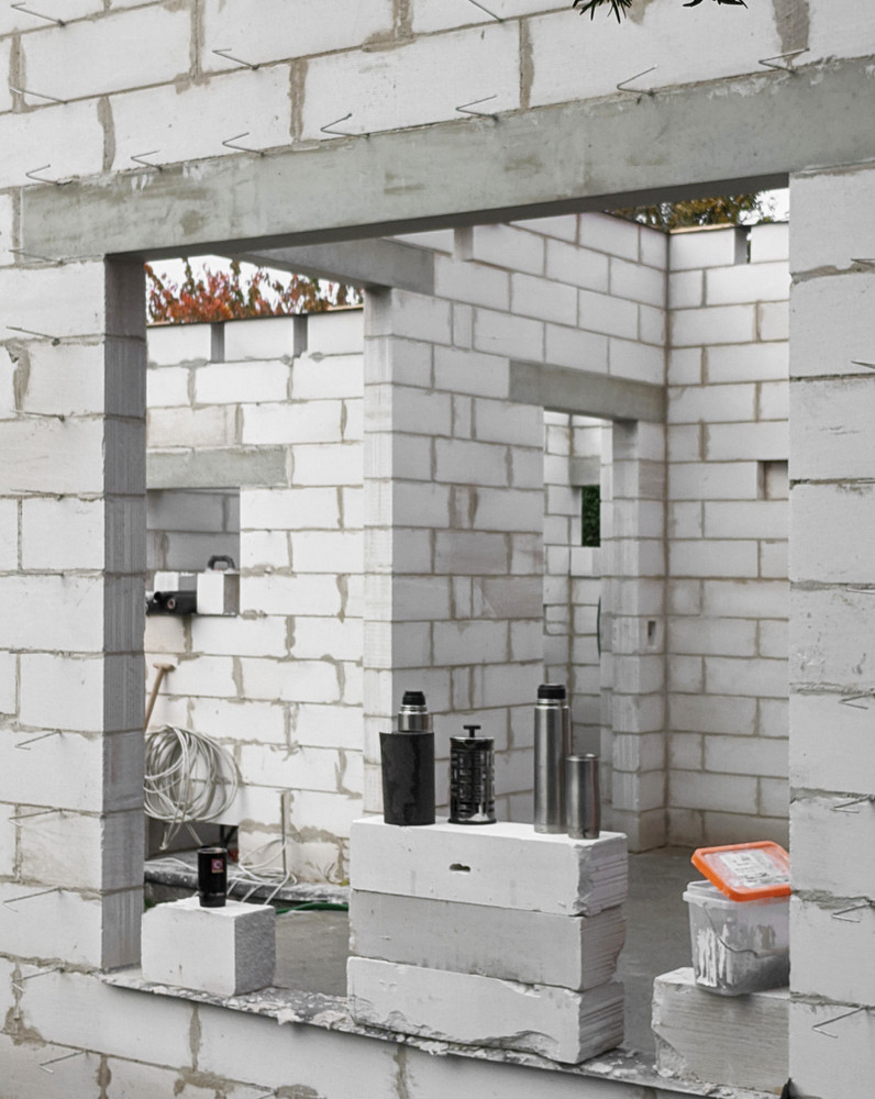 Các khối tường được sơn trực tiếp bằng sơn khoáng silicat, giúp các khối trở nên thoáng khí và hấp thụ độ ẩm trong nhà.