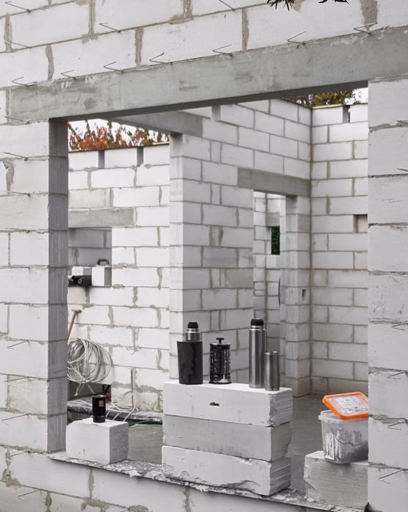 Các khối tường được sơn trực tiếp bằng sơn khoáng silicat, giúp các khối trở nên thoáng khí và hấp thụ độ ẩm trong nhà.
