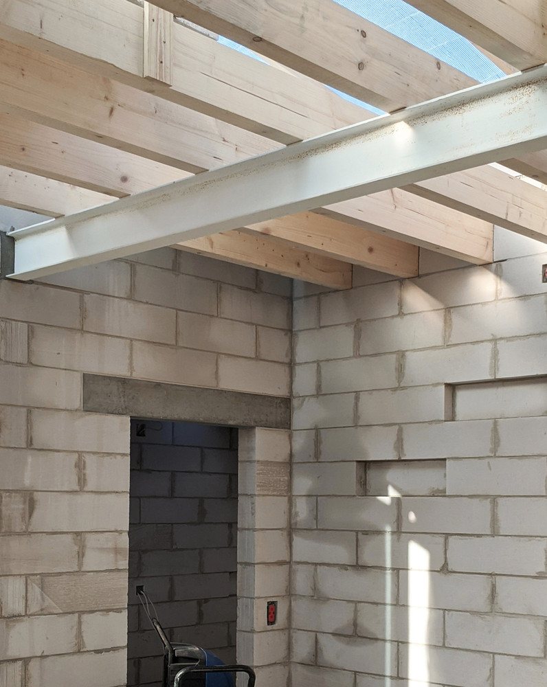 Ngôi nhà sử dụng các vật liệu như gạch, bê tông xốp và dầm gỗ.