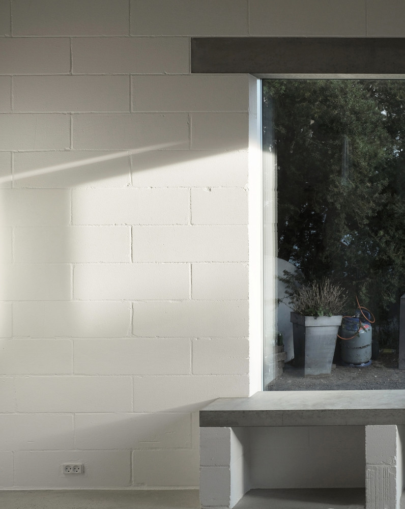 Các khối tường được sơn trực tiếp bằng sơn khoáng silicat, giúp các khối trở nên thoáng khí và hấp thụ độ ẩm trong nhà.