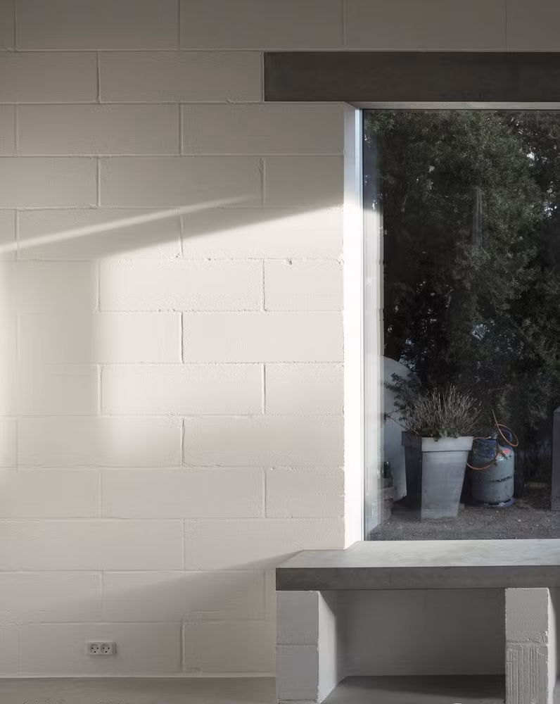 Các khối tường được sơn trực tiếp bằng sơn khoáng silicat, giúp các khối trở nên thoáng khí và hấp thụ độ ẩm trong nhà.