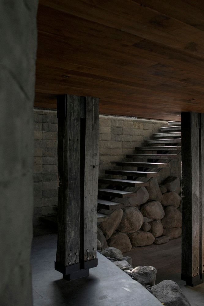 Cấu trúc chính của ngôi nhà là 52 cột gỗ lim tái chế, tạo thành cấu trúc cốt lõi và gỗ cũng trở thành một trong những vật liệu chính của ngôi nhà. Cấu trúc chính của ngôi nhà là 52 cột gỗ lim tái chế, tạo thành cấu trúc cốt lõi và gỗ cũng trở thành một trong những vật liệu chính của ngôi nhà.