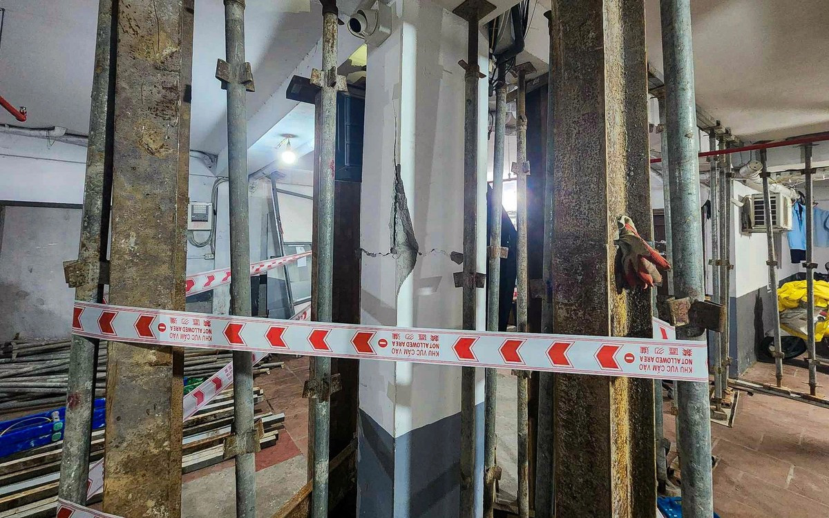 Toàn bộ cư dân sinh sống tại CCMN 22B, ngách 236/17 Khương Đình (Hạ Đình, Thanh Xuân) phải di dời khẩn cấp sau sự cố nứt cột tòa nhà hồi tháng 2.