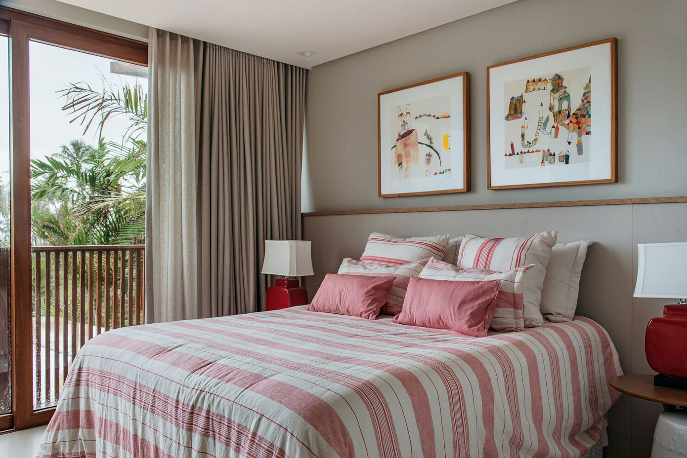 Tầng 2 là không gian riêng của gia đình, với các phòng ngủ được thiết kế có tầm nhìn toàn cảnh ra bãi biển. Tầng 2 là không gian riêng của gia đình, với các phòng ngủ được thiết kế có tầm nhìn toàn cảnh ra bãi biển.