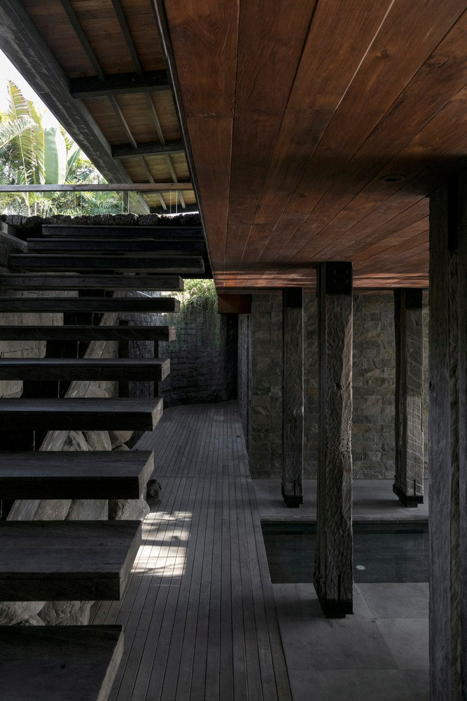 Cấu trúc chính của ngôi nhà là 52 cột gỗ lim tái chế, tạo thành cấu trúc cốt lõi và gỗ cũng trở thành một trong những vật liệu chính của ngôi nhà. Cấu trúc chính của ngôi nhà là 52 cột gỗ lim tái chế, tạo thành cấu trúc cốt lõi và gỗ cũng trở thành một trong những vật liệu chính của ngôi nhà.