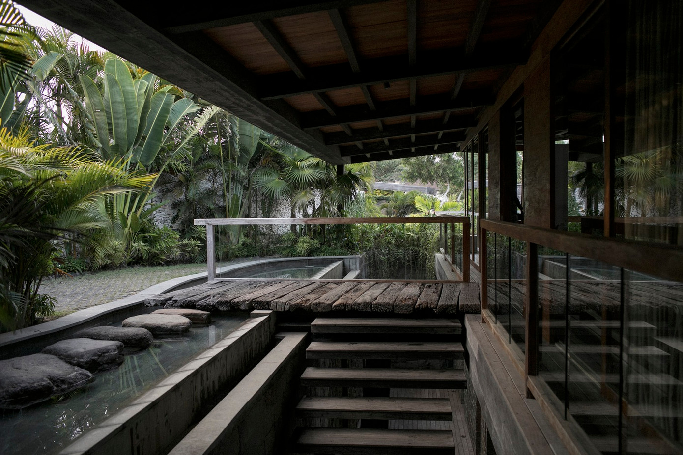 Kiến trúc sư đã thiết kế mái nhà có độ dốc nhẹ, để những người sinh sống có thể ngắm trọn bình minh hay hoàng hôn. Kiến trúc sư đã thiết kế mái nhà có độ dốc nhẹ, để những người sinh sống có thể ngắm trọn bình minh hay hoàng hôn.