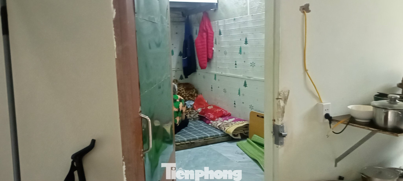 Hình ảnh căn phòng trọ mà gia đình 6 người của chị Hồng (cư dân tầng 3, CCMN 22B, ngách 236/17 Khương Đình) đang ở tạm.