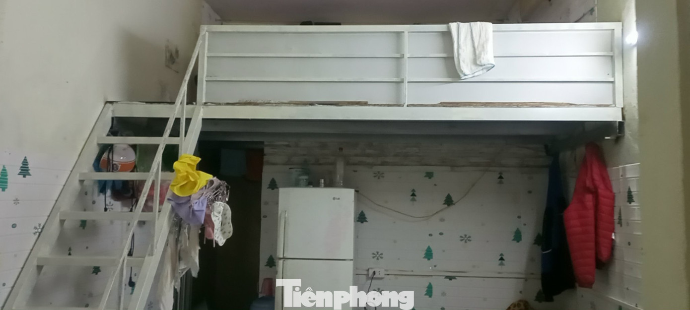 Hình ảnh căn phòng trọ mà gia đình 6 người của chị Hồng (cư dân tầng 3, CCMN 22B, ngách 236/17 Khương Đình) đang ở tạm.