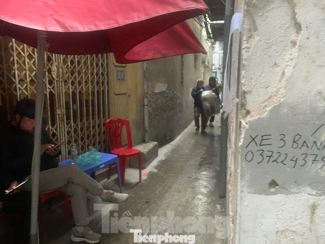 Toàn bộ cư dân sinh sống tại CCMN 22B, ngách 236/17 Khương Đình (Hạ Đình, Thanh Xuân) phải di dời khẩn cấp sau sự cố nứt cột tòa nhà hồi tháng 2.