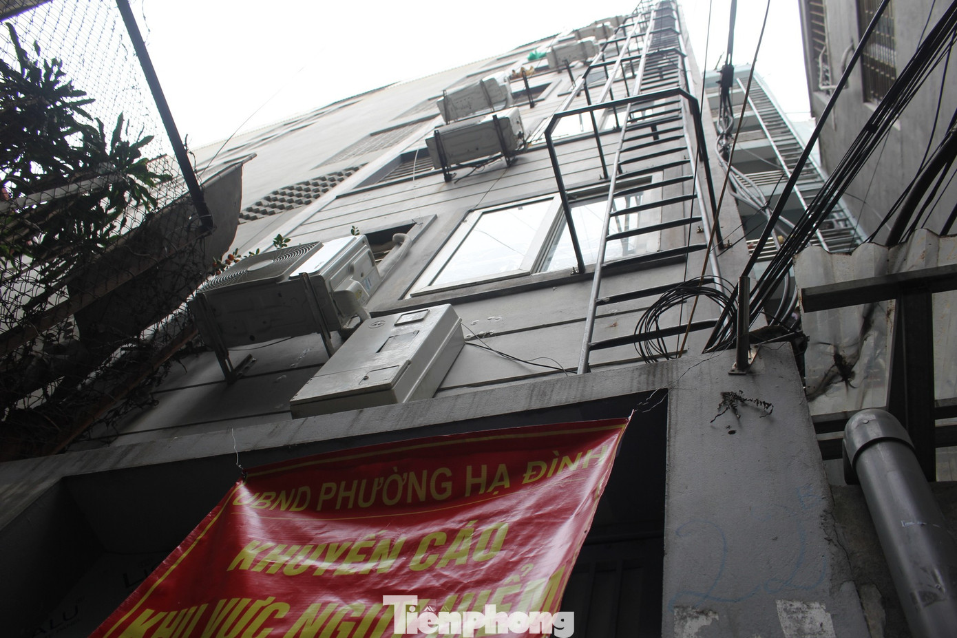 Toàn bộ cư dân sinh sống tại CCMN 22B, ngách 236/17 Khương Đình (Hạ Đình, Thanh Xuân) phải di dời khẩn cấp sau sự cố nứt cột tòa nhà hồi tháng 2.