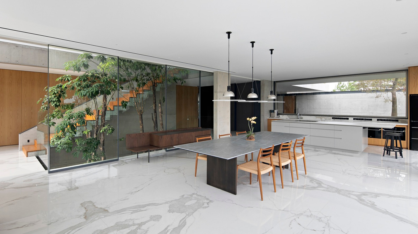 Để đáp ứng yêu cầu của khách hàng về việc tối ưu hoá tầm nhìn, nhóm kiến trúc sư đã khéo léo thiết kế hệ thống cửa sổ khung mỏng, tạo cảm giác hòa quyện hoàn hảo giữa không gian sống và thiên nhiên.