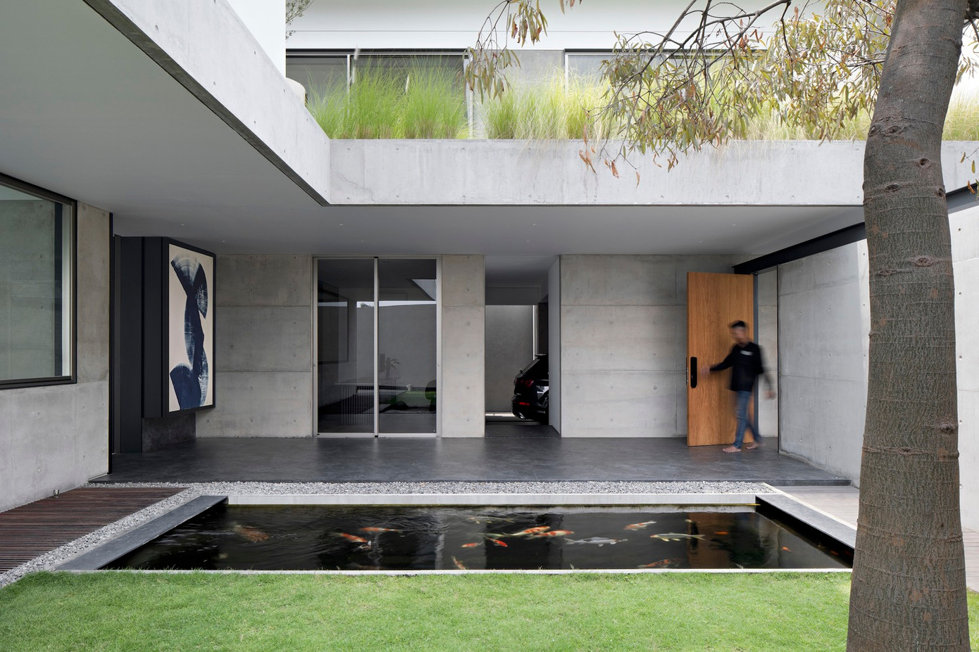 Với mẫu thiết kế nhà 2 tầng này, gia chủ vừa đặt chân vào sảnh sẽ bắt gặp hồ cá Koi, sau đó là lối vào khu vực sinh hoạt