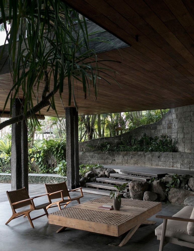 Cấu trúc chính của ngôi nhà là 52 cột gỗ lim tái chế, tạo thành cấu trúc cốt lõi và gỗ cũng trở thành một trong những vật liệu chính của ngôi nhà. Cấu trúc chính của ngôi nhà là 52 cột gỗ lim tái chế, tạo thành cấu trúc cốt lõi và gỗ cũng trở thành một trong những vật liệu chính của ngôi nhà.