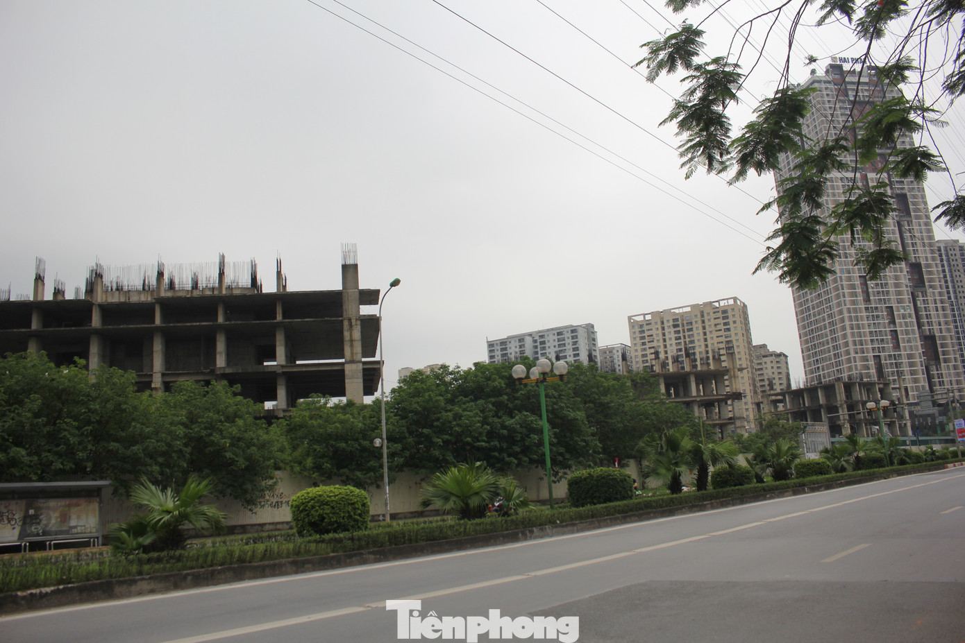 Tính đến thời điểm hiện nay, ngoài 4 tòa nhà đã bàn giao cho người dân, còn lại các hạng mục của dự án đều trong tình trạng xây xong móng, hoặc lên được vài tầng thô rồi để hoang, ảnh hưởng nghiêm trọng đến quyền lợi của hàng nghìn người mua nhà.