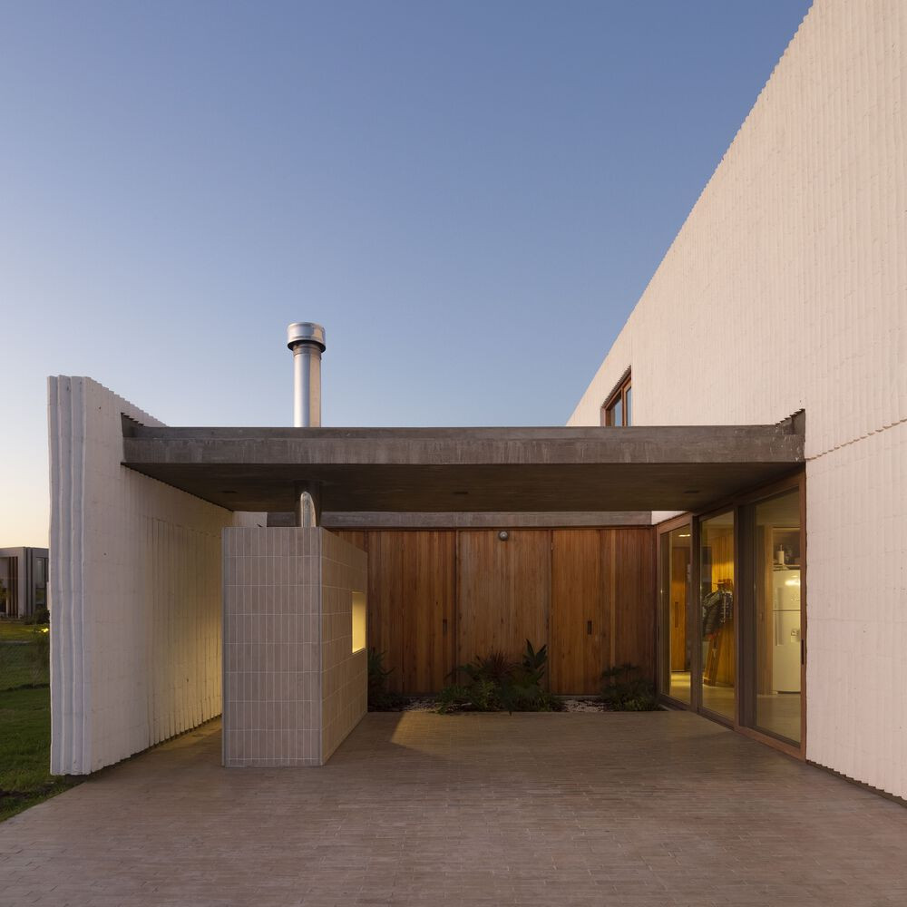 Cấu trúc của ngôi nhà được tạo nên từ 3 bức tường song song bằng gạch xây và các tấm gỗ đúc sẵn khớp nối ngôi nhà theo hướng vuông góc. Cấu trúc của ngôi nhà được tạo nên từ 3 bức tường song song bằng gạch xây và các tấm gỗ đúc sẵn khớp nối ngôi nhà theo hướng vuông góc.