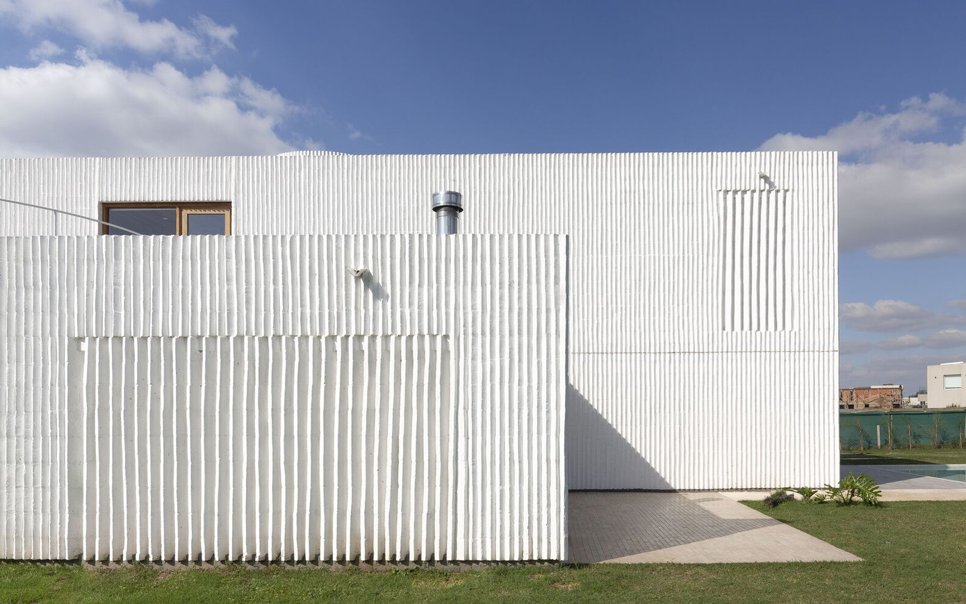 Các bức tường điều chỉnh sự riêng tư theo ranh giới, tạo ra cảnh quan đặc trưng bởi gạch sơn trắng. Các bức tường điều chỉnh sự riêng tư theo ranh giới, tạo ra cảnh quan đặc trưng bởi gạch sơn trắng.