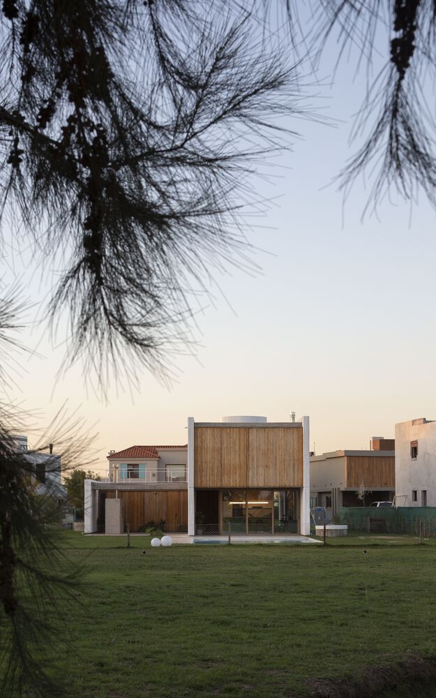 Khu vực sân trước vừa làm nơi đỗ xe, vừa là chỗ vui chơi của các thành viên trong gia đình. Khu vực sân trước vừa làm nơi đỗ xe, vừa là chỗ vui chơi của các thành viên trong gia đình.