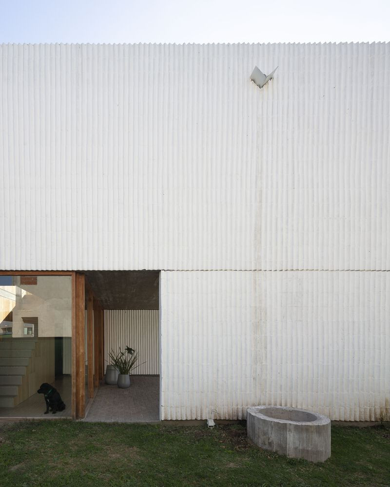 Các bức tường điều chỉnh sự riêng tư theo ranh giới, tạo ra cảnh quan đặc trưng bởi gạch sơn trắng. Các bức tường điều chỉnh sự riêng tư theo ranh giới, tạo ra cảnh quan đặc trưng bởi gạch sơn trắng.