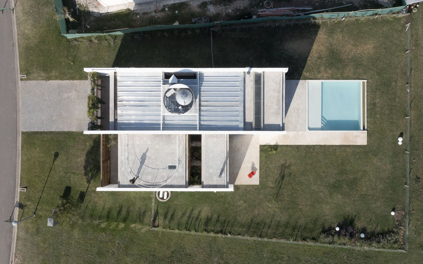 Kiến trúc sư cho rằng đây là một trong những mẫu nhà lí tưởng cho gia đình ít người, với thiết kế đơn giản nhưng sang trọng. Kiến trúc sư cho rằng đây là một trong những mẫu nhà lí tưởng cho gia đình ít người, với thiết kế đơn giản nhưng sang trọng.