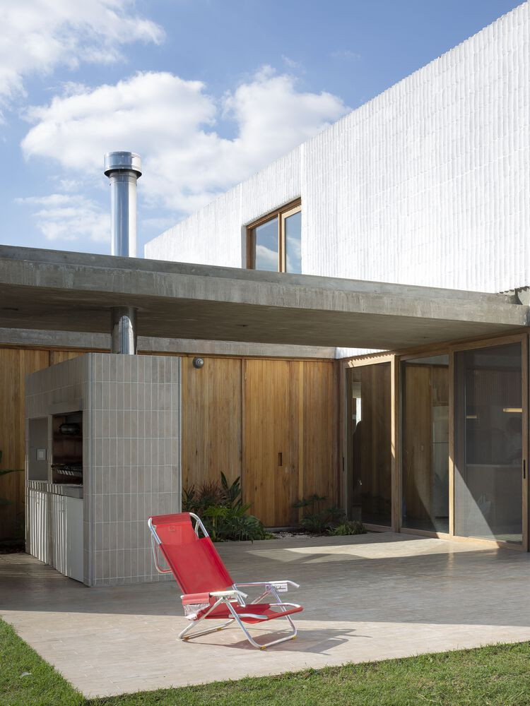 Khu vực sân trước vừa làm nơi đỗ xe, vừa là chỗ vui chơi của các thành viên trong gia đình. Khu vực sân trước vừa làm nơi đỗ xe, vừa là chỗ vui chơi của các thành viên trong gia đình.