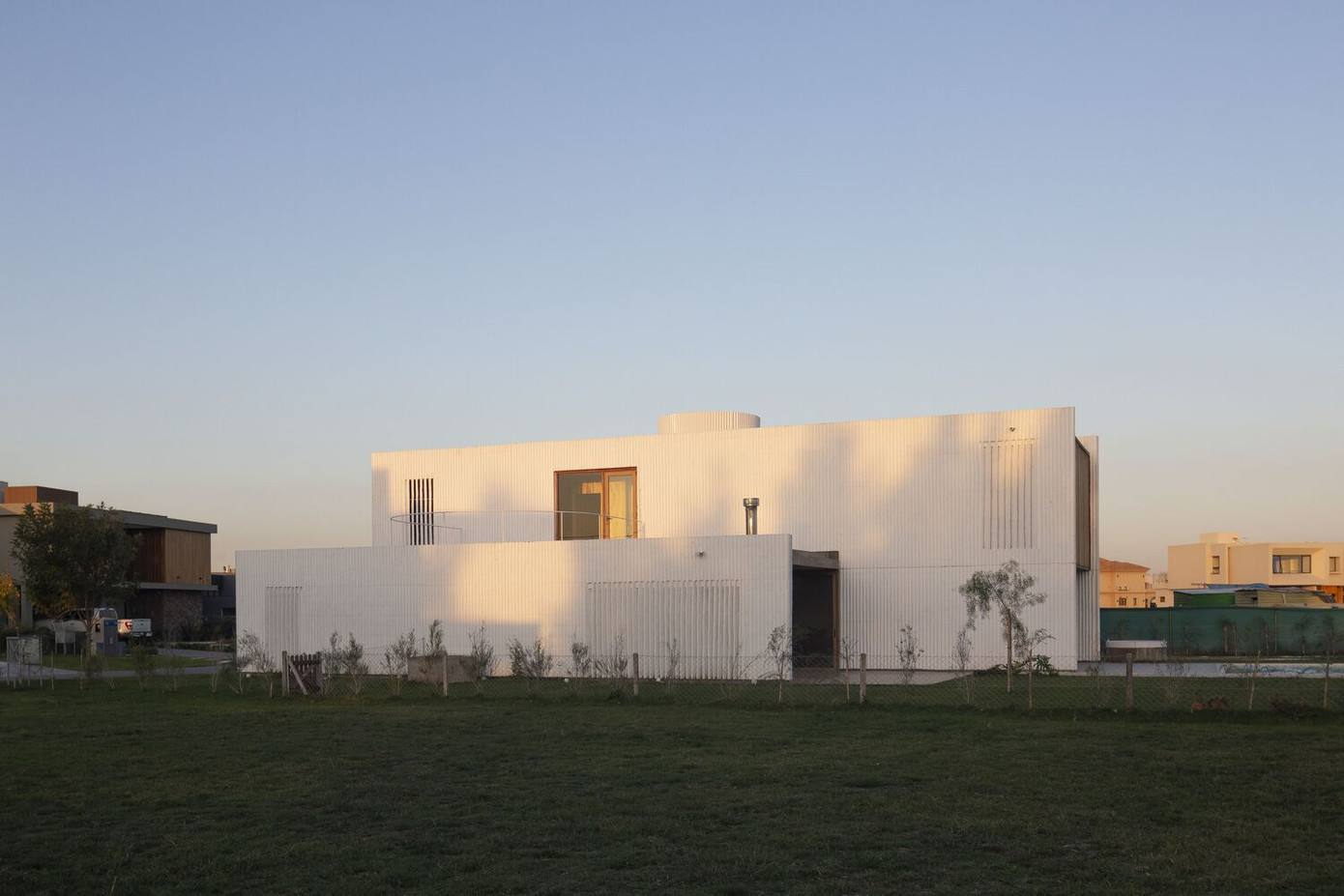 Kiến trúc sư cho rằng đây là một trong những mẫu nhà lí tưởng cho gia đình ít người, với thiết kế đơn giản nhưng sang trọng. Kiến trúc sư cho rằng đây là một trong những mẫu nhà lí tưởng cho gia đình ít người, với thiết kế đơn giản nhưng sang trọng.