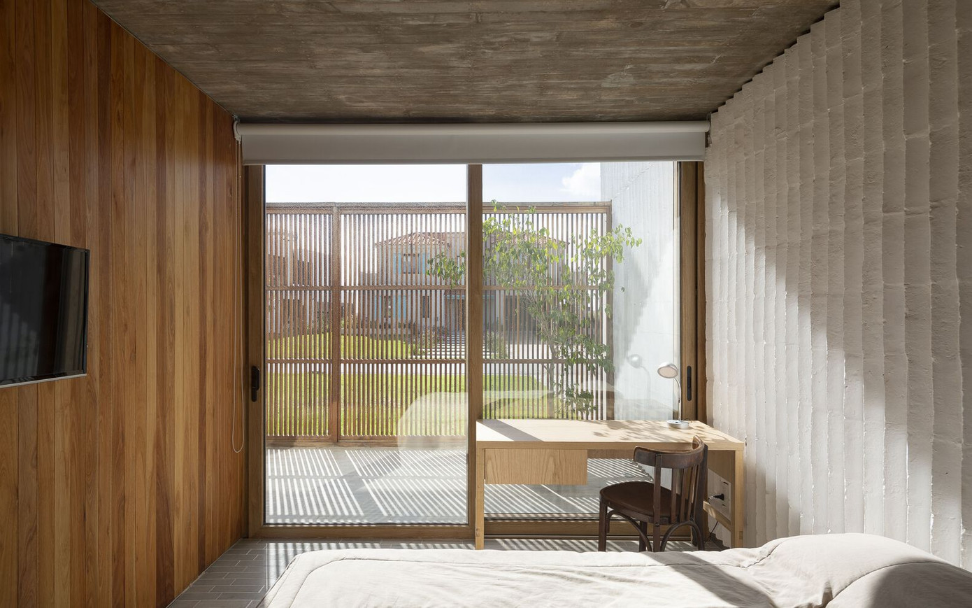 Các phòng ngủ thông thoáng nhờ cửa sổ bằng kính trong suốt. Để đảm bảo sự riêng tư, kiến trúc sư bố trí thêm rèm che có thể kéo lên hạ xuống. Các phòng ngủ thông thoáng nhờ cửa sổ bằng kính trong suốt. Để đảm bảo sự riêng tư, kiến trúc sư bố trí thêm rèm che có thể kéo lên hạ xuống.