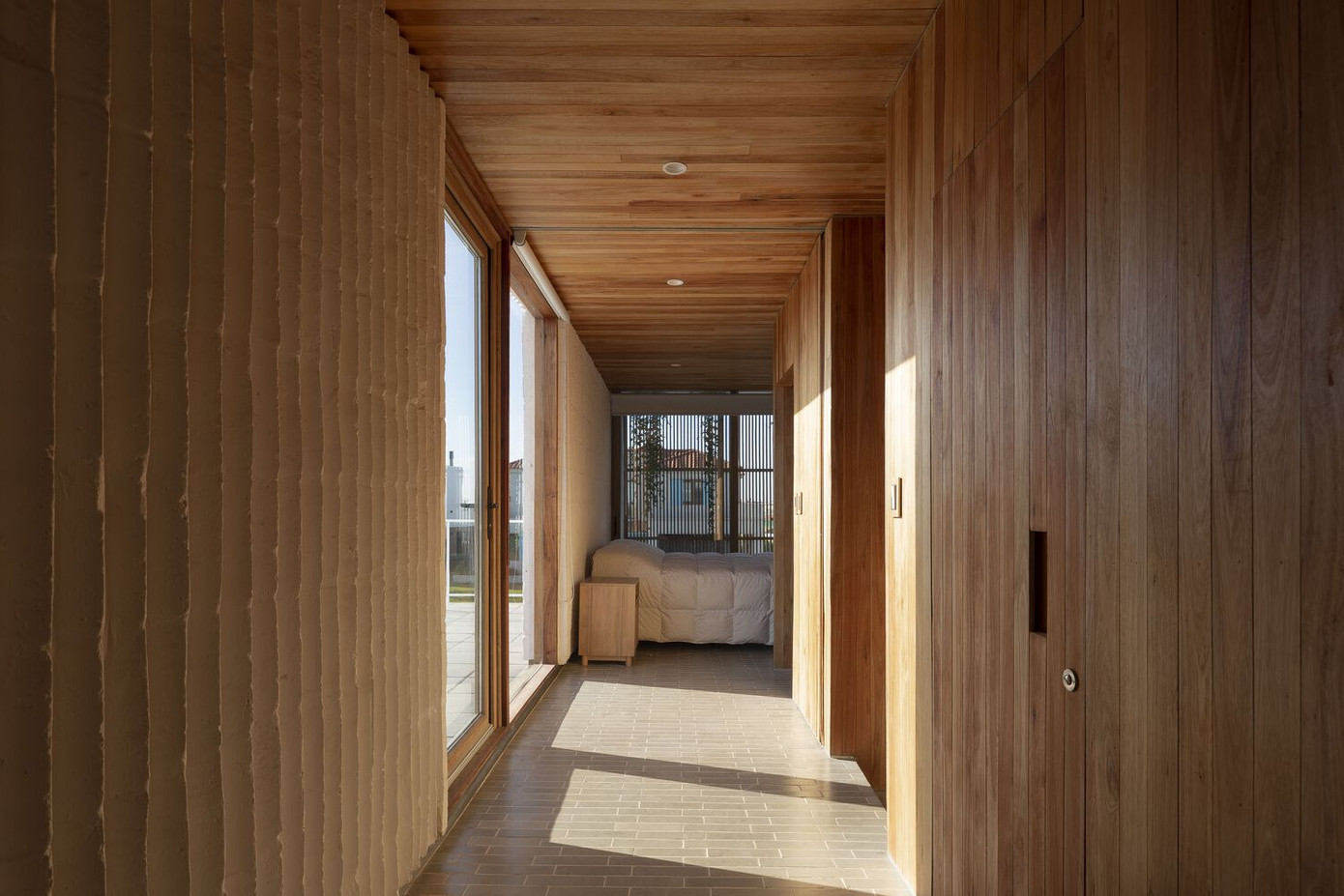 Ngôi nhà sử dụng gỗ làm vật liệu chủ đạo trong nội thất, mang đến cảm giác sang trọng và ấm áp cho không gian. Ngôi nhà sử dụng gỗ làm vật liệu chủ đạo trong nội thất, mang đến cảm giác sang trọng và ấm áp cho không gian.