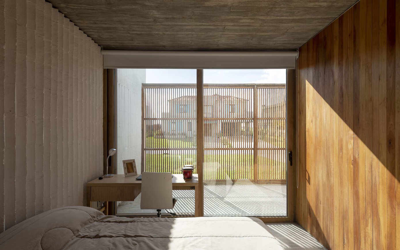 Các phòng ngủ thông thoáng nhờ cửa sổ bằng kính trong suốt. Để đảm bảo sự riêng tư, kiến trúc sư bố trí thêm rèm che có thể kéo lên hạ xuống. Các phòng ngủ thông thoáng nhờ cửa sổ bằng kính trong suốt. Để đảm bảo sự riêng tư, kiến trúc sư bố trí thêm rèm che có thể kéo lên hạ xuống.