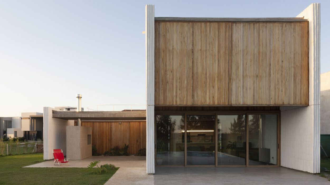 Đây là ngôi nhà dành cho một gia đình gồm hai vợ chồng và hai con, rộng 180m2. Đây là ngôi nhà dành cho một gia đình gồm hai vợ chồng và hai con, rộng 180m2.