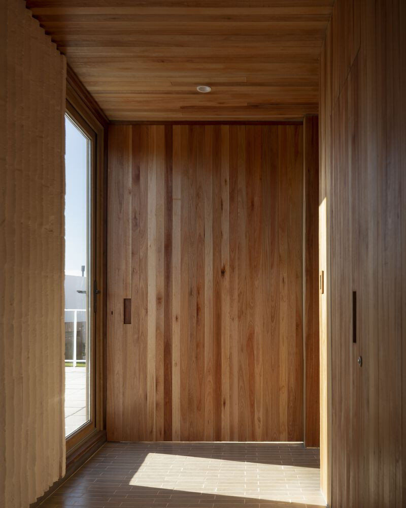 Ngôi nhà sử dụng gỗ làm vật liệu chủ đạo trong nội thất, mang đến cảm giác sang trọng và ấm áp cho không gian. Ngôi nhà sử dụng gỗ làm vật liệu chủ đạo trong nội thất, mang đến cảm giác sang trọng và ấm áp cho không gian.