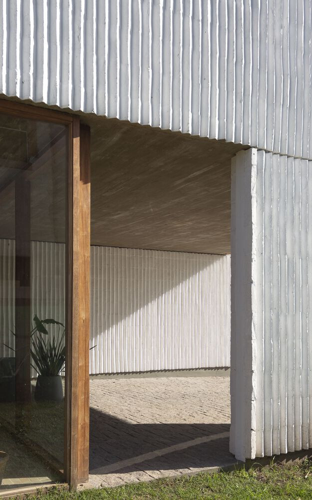 Không gian phòng khách luôn ngập tràn ánh sáng tự nhiên nhờ các bức tường kính trong suốt. Không gian phòng khách luôn ngập tràn ánh sáng tự nhiên nhờ các bức tường kính trong suốt.