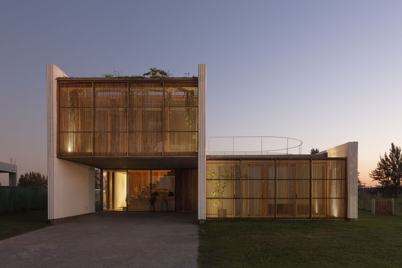 Cấu trúc của ngôi nhà được tạo nên từ 3 bức tường song song bằng gạch xây và các tấm gỗ đúc sẵn khớp nối ngôi nhà theo hướng vuông góc. Cấu trúc của ngôi nhà được tạo nên từ 3 bức tường song song bằng gạch xây và các tấm gỗ đúc sẵn khớp nối ngôi nhà theo hướng vuông góc.