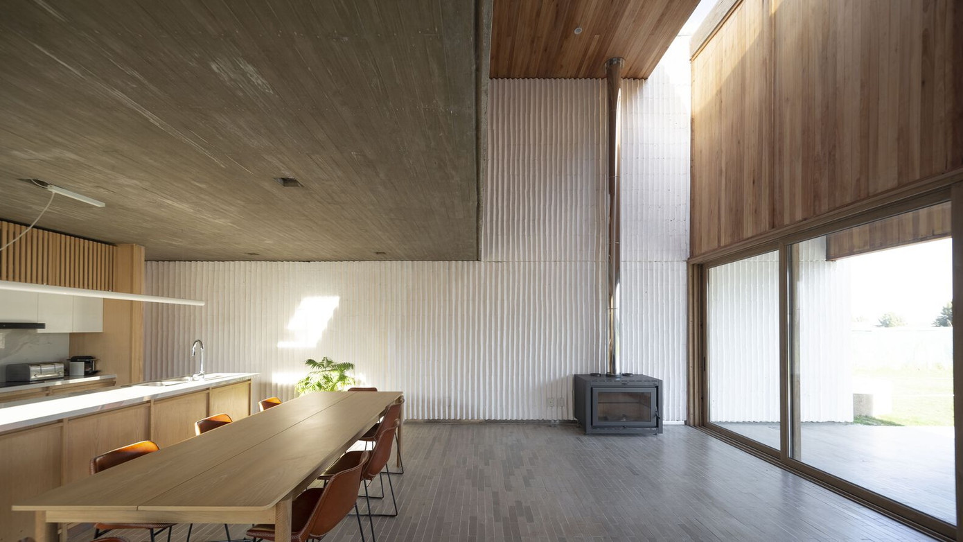 Căn bếp còn có thể đón ánh nắng tự nhiên nhờ giếng trời giữa nhà. Căn bếp còn có thể đón ánh nắng tự nhiên nhờ giếng trời giữa nhà.