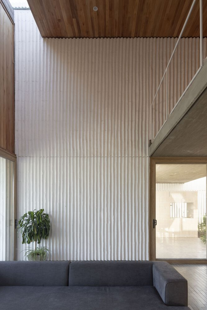 Ngôi nhà sử dụng gỗ làm vật liệu chủ đạo trong nội thất, mang đến cảm giác sang trọng và ấm áp cho không gian. Ngôi nhà sử dụng gỗ làm vật liệu chủ đạo trong nội thất, mang đến cảm giác sang trọng và ấm áp cho không gian.