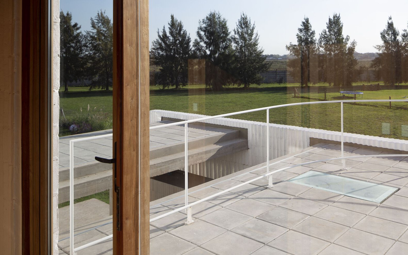 Kiến trúc sư cho rằng đây là một trong những mẫu nhà lí tưởng cho gia đình ít người, với thiết kế đơn giản nhưng sang trọng. Kiến trúc sư cho rằng đây là một trong những mẫu nhà lí tưởng cho gia đình ít người, với thiết kế đơn giản nhưng sang trọng.