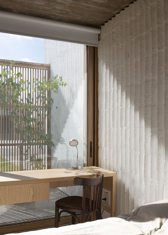 Ngôi nhà sử dụng gỗ làm vật liệu chủ đạo trong nội thất, mang đến cảm giác sang trọng và ấm áp cho không gian. Ngôi nhà sử dụng gỗ làm vật liệu chủ đạo trong nội thất, mang đến cảm giác sang trọng và ấm áp cho không gian.