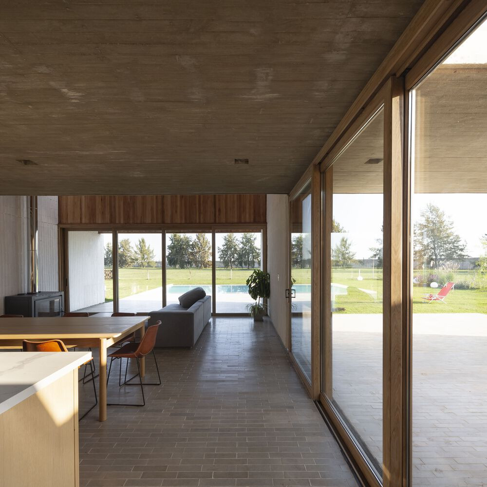 Không gian phòng khách luôn ngập tràn ánh sáng tự nhiên nhờ các bức tường kính trong suốt. Không gian phòng khách luôn ngập tràn ánh sáng tự nhiên nhờ các bức tường kính trong suốt.