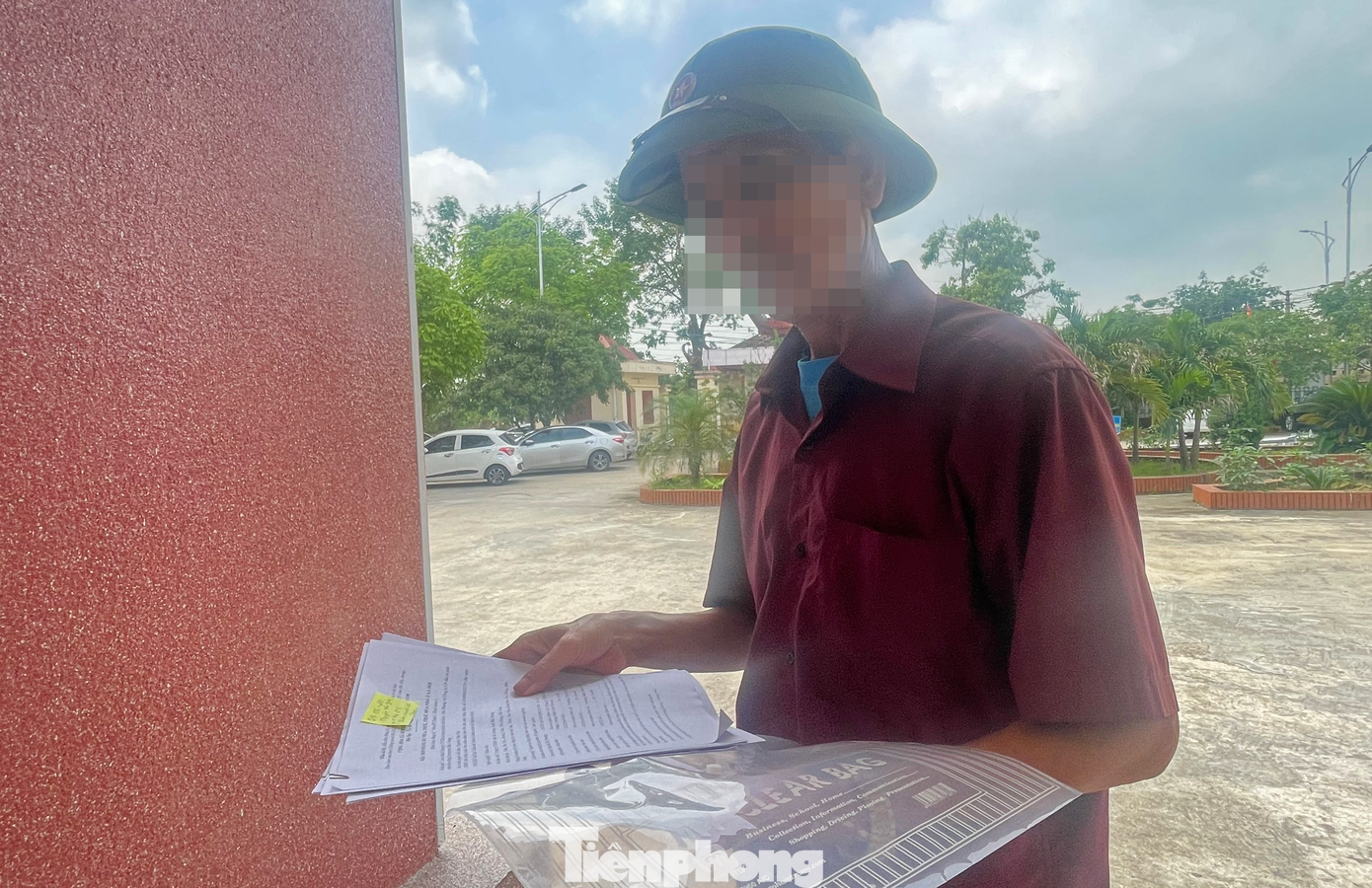 Mặc dù đủ điều kiện mua NƠXH trên địa bàn tỉnh Bắc Giang, nhưng nhiều công nhân thường trú tại xã Hương Gián lại không thể hoàn thiện hồ sơ mua nhà, do không được UBND xã xác nhận thực trạng nhà ở theo Mẫu số 3.