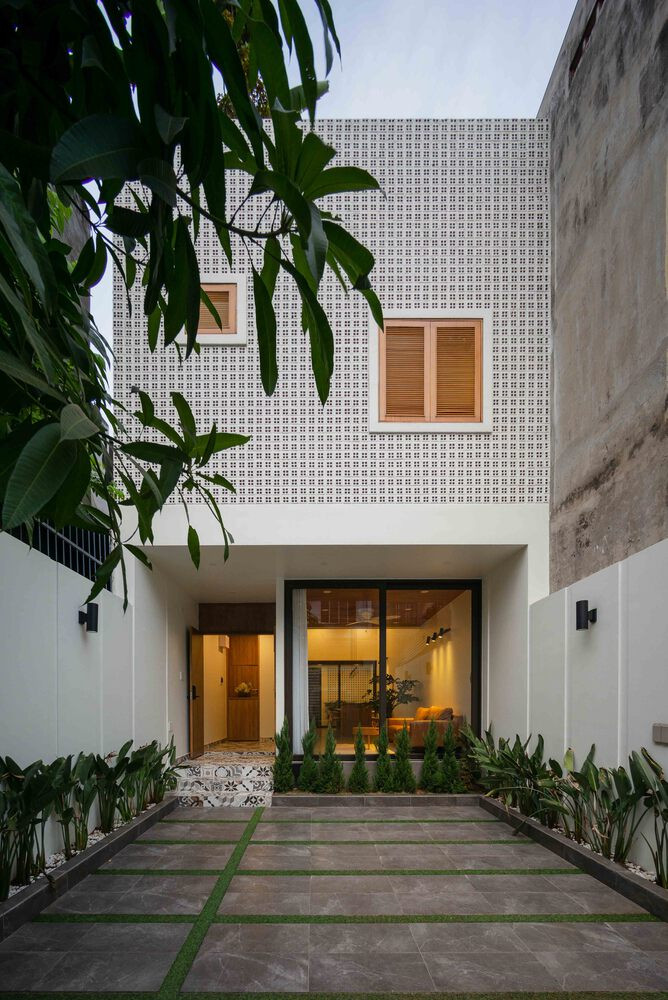 Khu đất xây dựng ngôi nhà này có diện tích 5m x 19m, nằm trong khu dân cư và giữa trung tâm TP Biên Hòa (Đồng Nai). Khu đất xây dựng ngôi nhà này có diện tích 5m x 19m, nằm trong khu dân cư và giữa trung tâm TP Biên Hòa (Đồng Nai).