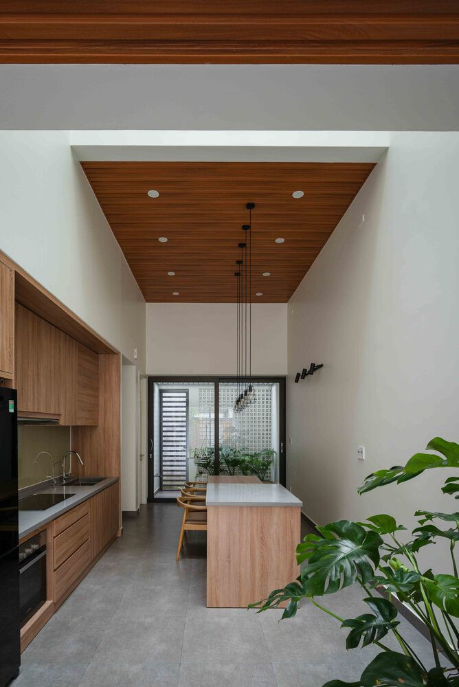 Ngôi nhà sử dụng màu trắng làm chủ đạo, trong khi đó, gỗ sồi vàng kết hợp với một số màu xanh nhiệt đới mang lại sự tươi mát và duyên dáng cho không gian. Ngôi nhà sử dụng màu trắng làm chủ đạo, trong khi đó, gỗ sồi vàng kết hợp với một số màu xanh nhiệt đới mang lại sự tươi mát và duyên dáng cho không gian.